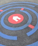 labyrinthe rond bleu appliqué en marquage thermocollé DecoMark dans une cour d'école