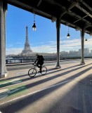Logo homme à vélo PREMARK blanc sur fond vert Piste cyclable sur pont à Paris