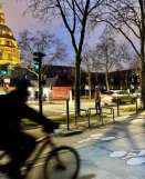 Logo homme à vélo PREMARK contrasté sur piste cyclable à Paris