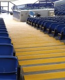 Nez de marche T GRIP thermocollé appliqué sur des marches d'escalier dans un stade de football