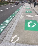 Places de stationnement pour véhicules électriques avec marquage au sol et pictogrammes