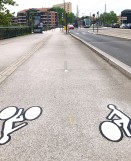 Symboles hommes à vélo contrastés PREMARK thermocollés sur piste cyclable à la Rochelle