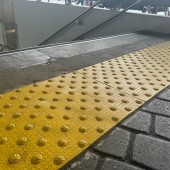 Bandes podotactiles EXCEL intérieures/extérieures jaunes 1023 à la gare de Massy (91)