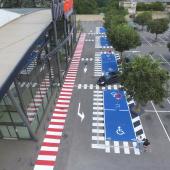 Résine de couleur enduit color bleue et rouge - Parking intermarché à Valence