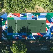 Fresque artistique sur terrain de tennis artistique en ORESOL PU - Projet Etendart x Lacoste - Clichy-La-Garenne (92)