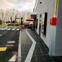 Bande d'aide à l'orientation extérieure GRANITÉ adhésive TacGuide™ grise - Burger King Limoges (87)