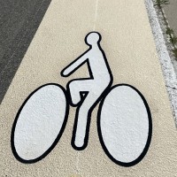 Symbole PREMARK contrasté homme à vélo sur piste cyclable en Spraygrip RAL 1015