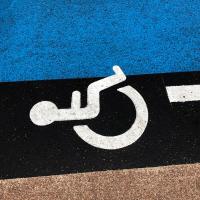 Symboles handicapés blancs en marquage thermocollant T SIGN - Parking Hyper U - Le Grand-Quevilly (76)