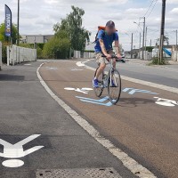 Logos homme à vélo piétons et chevrons bleus PREMARK à Rennes 1