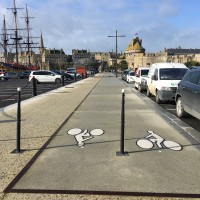 Symboles vélos contrastés blancs à contours noirs PREMARK™ - Saint-Malo (35)