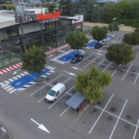 Résine de couleur enduit color bleue et rouge - Parking intermarché à Valence