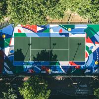 Fresque artistique sur terrain de tennis artistique en ORESOL PU - Projet Etendart x Lacoste - Clichy-La-Garenne (92)
